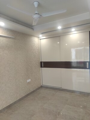 Room in 3 BHK Builder Floor at Sector 51 – for Rent