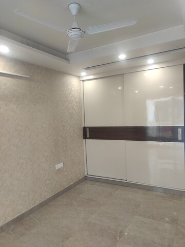 Room in 3 BHK Builder Floor at Sector 51 – for Rent