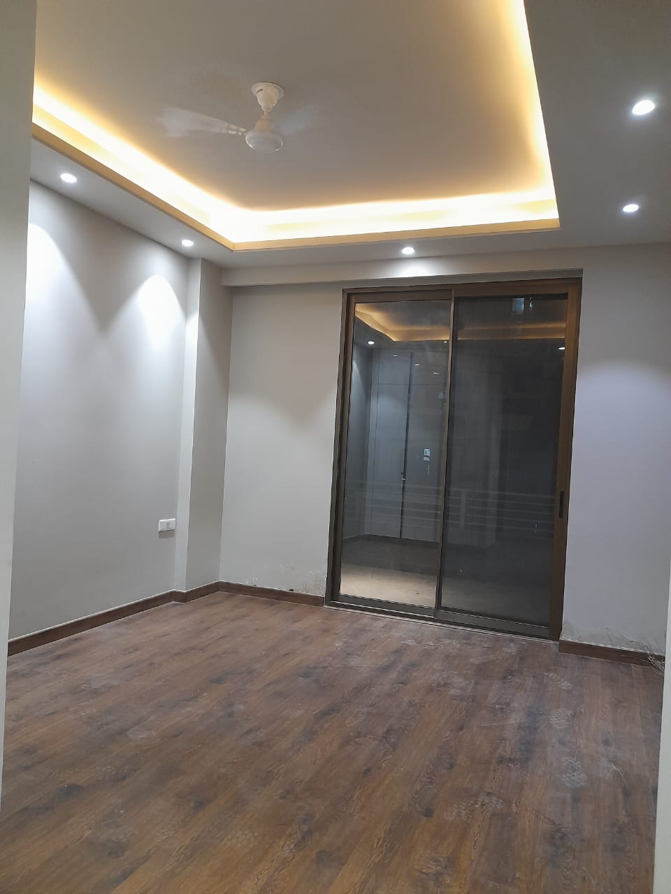3 BHK + Servant Room 208 Sq.Yd. Builder Floor in DLF Queens Court
