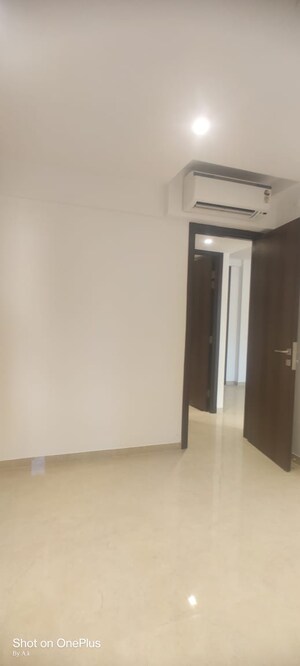 Room in 2 BHK Apartment at Hiranandani Highland, Powai – for Rent