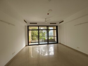 Room in 3 BHK Apartment at Jaypee Greens The Castille, Jaypee Greens – for Rent