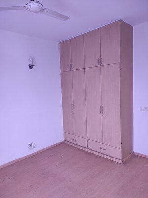 Room in 3.5 BHK Apartment at Unitech Uniworld Gardens, Sector 47 – for Rent