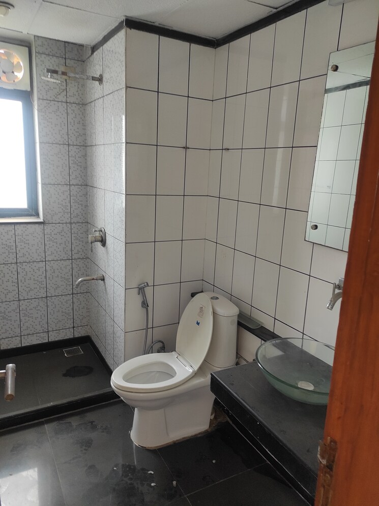 Bathroom, unitech-uniworld-gardens 3.5 Bedroom 1800 Sq.Ft. Apartment In Sector 47 Gurgaon 9688559