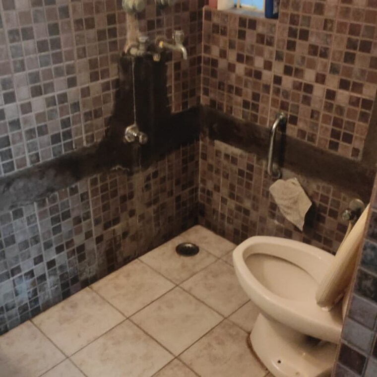 Bathroom, jal-vayu-vihar-noida 2 Bedroom 700 Sq.Ft. Apartment In Sector 21 Noida 9688570