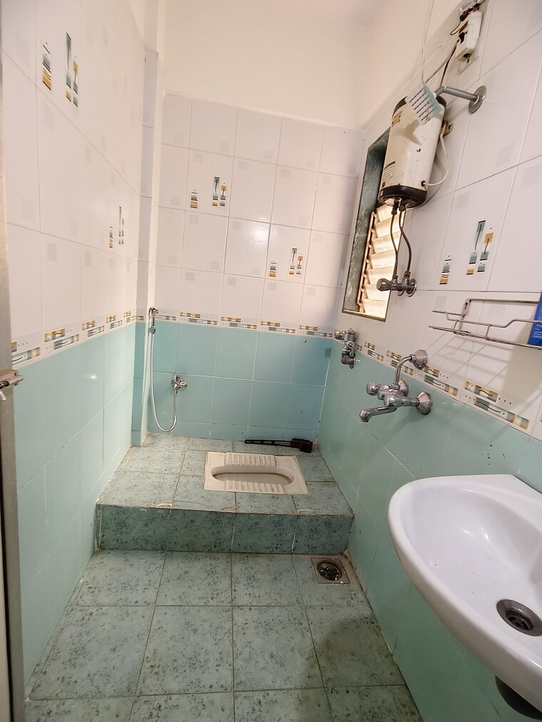 Bathroom, sadguru-complex-i 2 Bedroom 950 Sq.Ft. Apartment In Goregaon East Mumbai 9688649