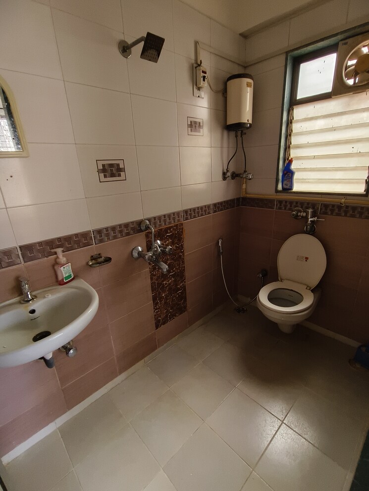 Bathroom, sadguru-complex-i 2 Bedroom 950 Sq.Ft. Apartment In Goregaon East Mumbai 9688649