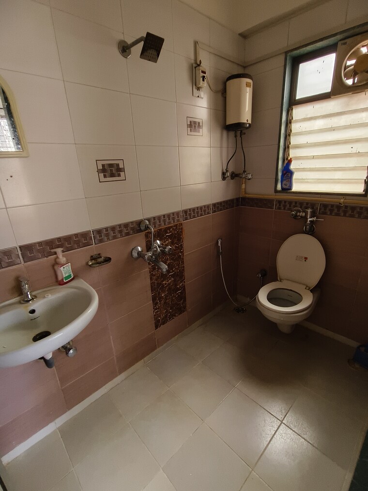 Bathroom, sadguru-complex-i 2 Bedroom 950 Sq.Ft. Apartment In Goregaon East Mumbai 9688649