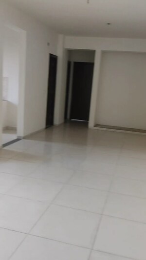 Room in 3.5 BHK Apartment at BPTP Discovery Park, Sector 80 – for Rent