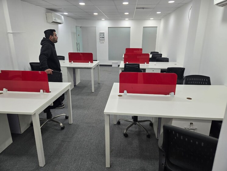 Team Area, sector 18 Commercial Office Space 500 Sq.Ft. In Sector 18 Noida 9688663