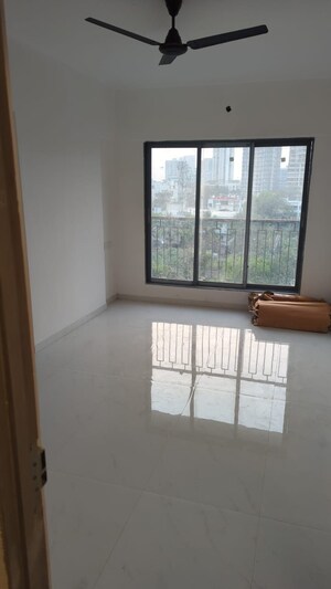 Room in 2 BHK Apartment at Malad East – for Rent