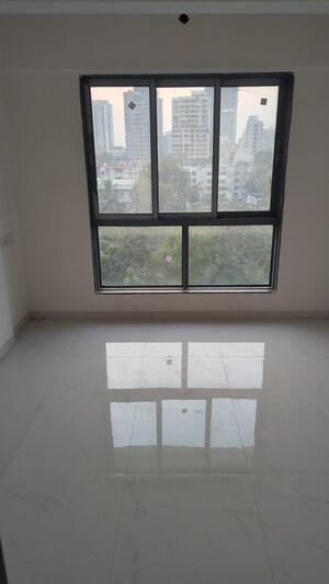 Room in 2 BHK Apartment at Malad East – for Rent