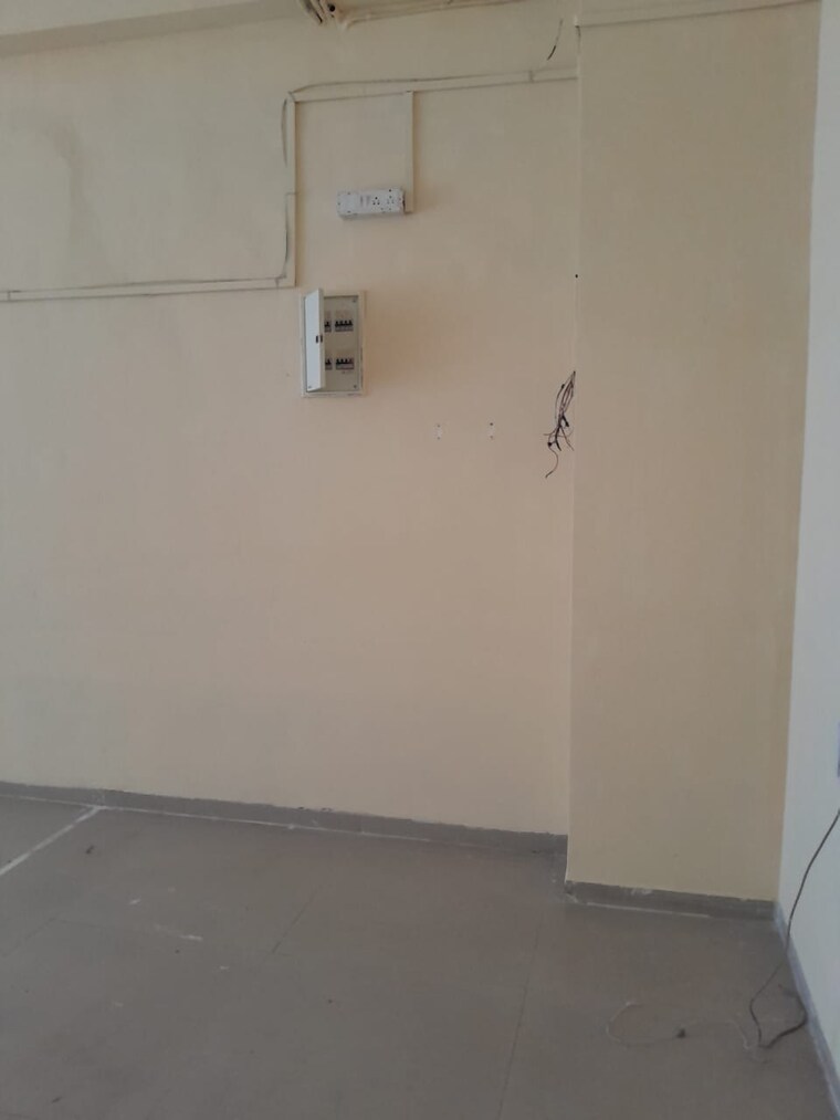 Room, borivali east Commercial Office Space 600 Sq.Ft. In Borivali East Mumbai 9688694