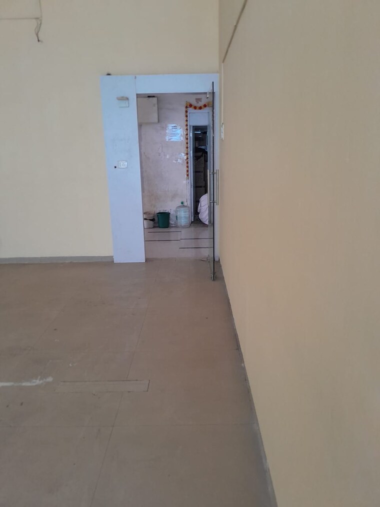 Room, borivali east Commercial Office Space 600 Sq.Ft. In Borivali East Mumbai 9688694