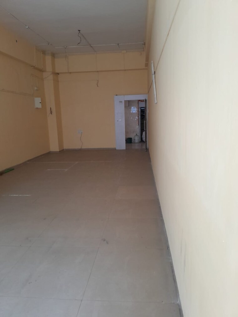 Room, borivali east Commercial Office Space 600 Sq.Ft. In Borivali East Mumbai 9688694