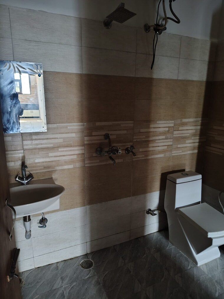 Bathroom, dhakoli 3 Bedroom 100 Sq.Yd. Builder Floor In Dhakoli Zirakpur 9688721