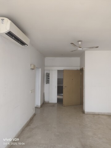 Room in 3 BHK Apartment at Unitech Fresco, Sector 50 – for Rent