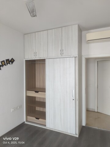 Room in 3 BHK Apartment at Unitech Fresco, Sector 50 – for Rent