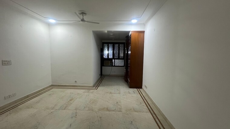 Room, defence colony 3 Bedroom 2925 Sq.Ft. Builder Floor In Defence Colony Delhi 9688862