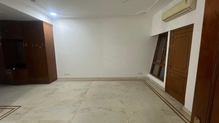 Room, defence colony 3 Bedroom 2925 Sq.Ft. Builder Floor In Defence Colony Delhi 9688862