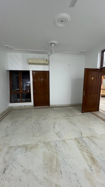 Room in 3 BHK Builder Floor at Defence Colony – for Rent
