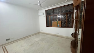 Room in 3 BHK Builder Floor at Defence Colony – for Rent