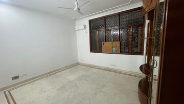 Room in 3 BHK Builder Floor at Defence Colony – for Rent