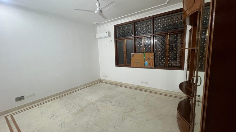 Room, defence colony 3 Bedroom 2925 Sq.Ft. Builder Floor In Defence Colony Delhi 9688862