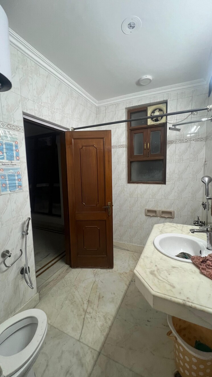 Bathroom, defence colony 3 Bedroom 2925 Sq.Ft. Builder Floor In Defence Colony Delhi 9688862