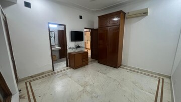 Room in 3 BHK Builder Floor at Defence Colony – for Rent