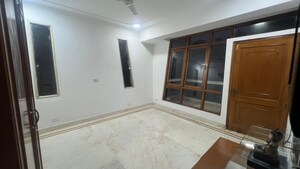 Room in 3 BHK Builder Floor at Defence Colony – for Rent