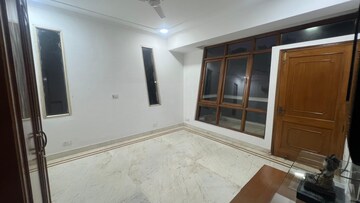 Room in 3 BHK Builder Floor at Defence Colony – for Rent