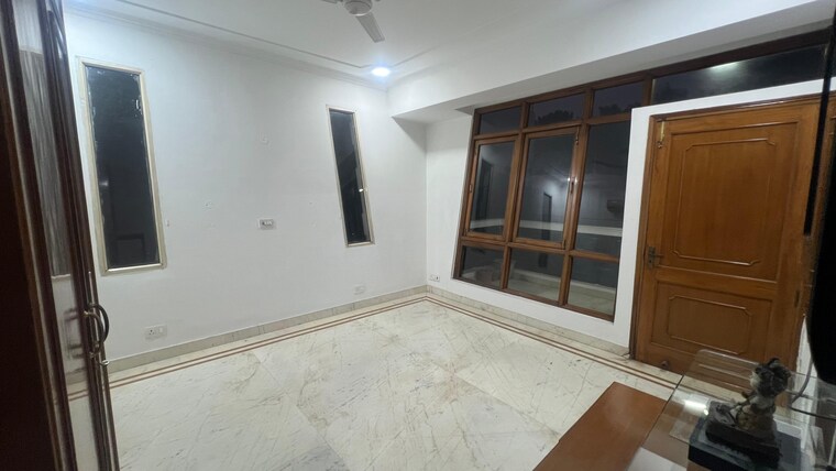 Room, defence colony 3 Bedroom 2925 Sq.Ft. Builder Floor In Defence Colony Delhi 9688862