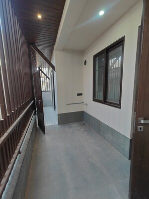 Room in 3 BHK Apartment at Cunningham Apartments, Vasanth Nagar – for Rent