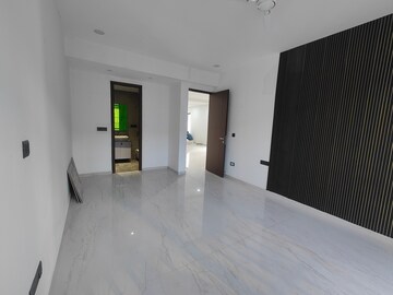 Room in 3 BHK Apartment at Cunningham Apartments, Vasanth Nagar – for Rent