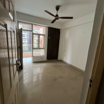 Room in 2 BHK Apartment at Supertech Cape Town, Sector 74 – for Rent