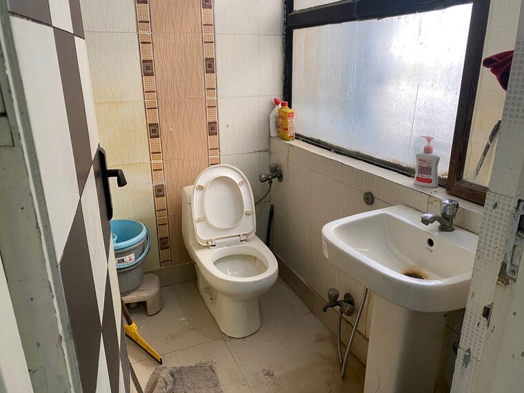 Bathroom, netaji subhash place Commercial Office Space 648 Sq.Ft. In Netaji Subhash Place Delhi 9689033