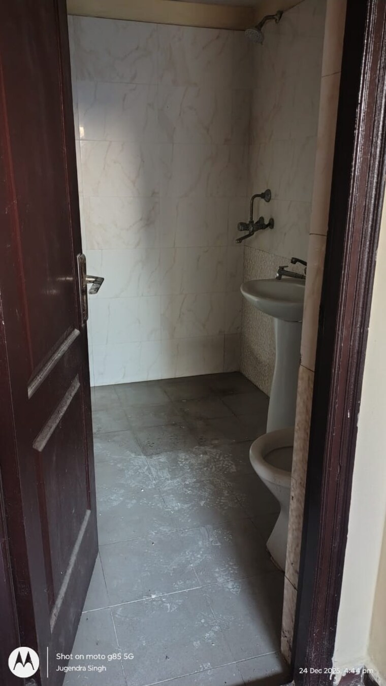 Bathroom, aims-golf-city 3.5 Bedroom 1550 Sq.Ft. Apartment In Sector 75 Noida 9689050