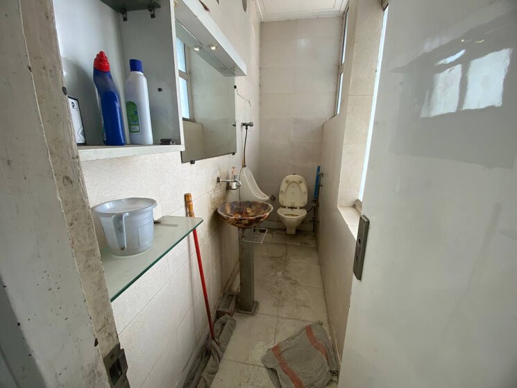 Bathroom, netaji subhash place Commercial Office Space 952 Sq.Ft. In Netaji Subhash Place Delhi 9689058