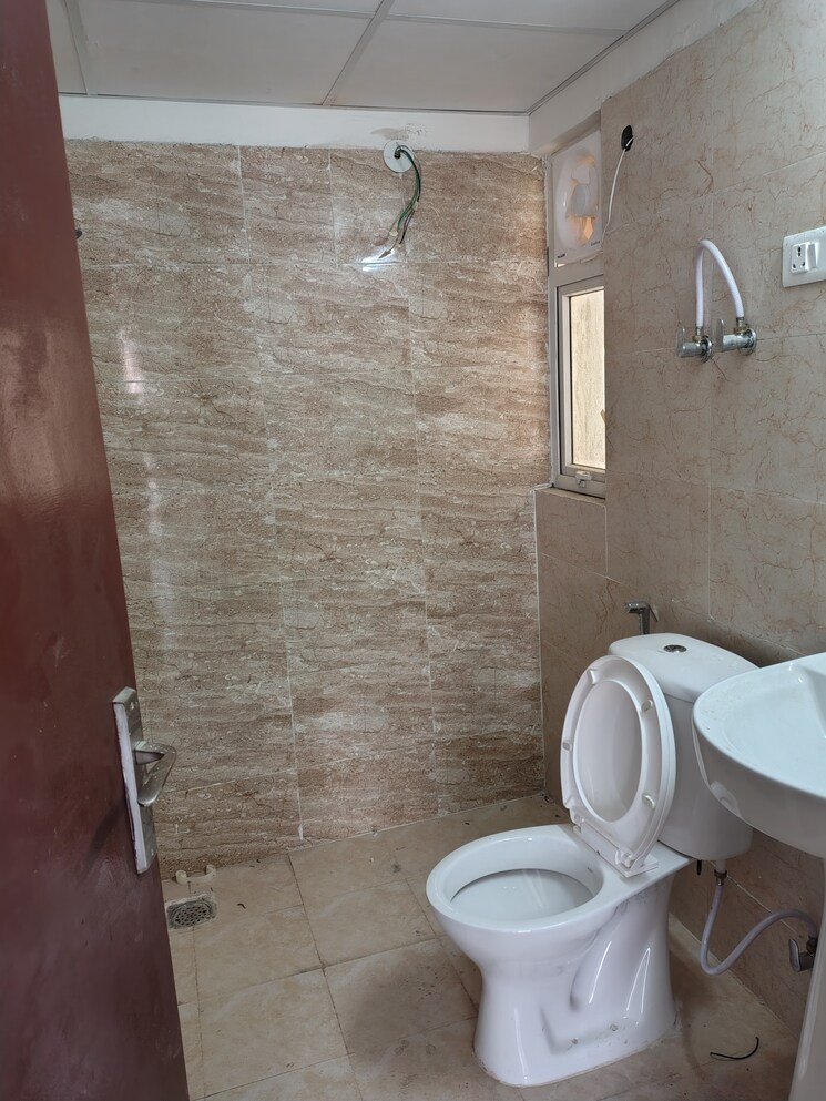 Bathroom, amrapali-tropical-garden 2 Bedroom 885 Sq.Ft. Apartment In Tech Zone 4 Greater Noida Greater Noida 9689071