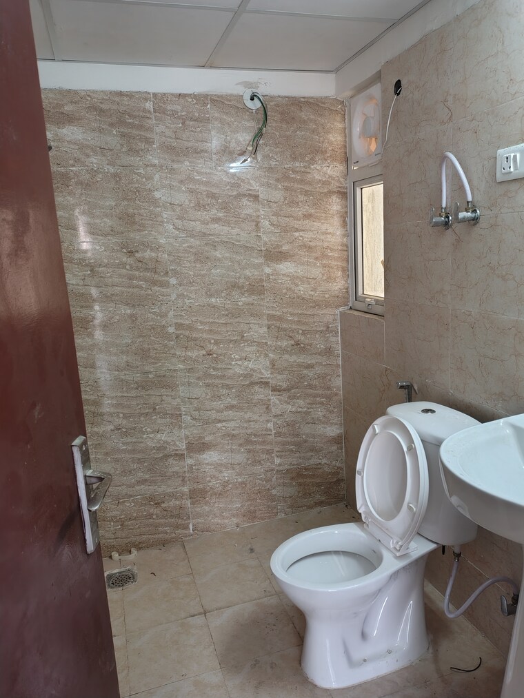 Bathroom, amrapali-tropical-garden 2 Bedroom 885 Sq.Ft. Apartment In Tech Zone 4 Greater Noida Greater Noida 9689071