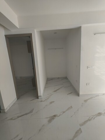 Room in 3.5 BHK Apartment at Smart World Gems, Sector 89 – for Rent