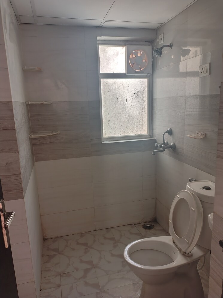 Bathroom, amrapali-leisure-park 3 Bedroom 1145 Sq.Ft. Apartment In Amrapali Leisure Valley Greater Noida 9689094