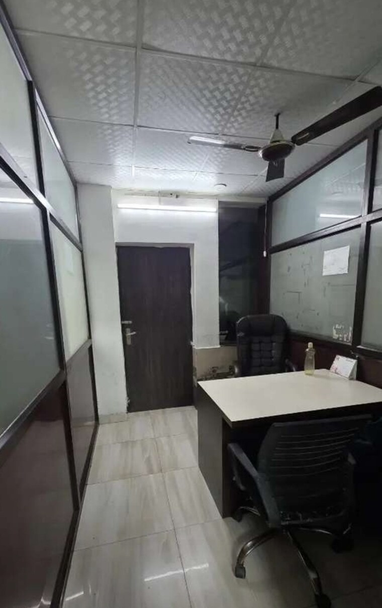 Team Area, hazratganj Commercial Office Space 1100 Sq.Ft. In Hazratganj Lucknow 9689146