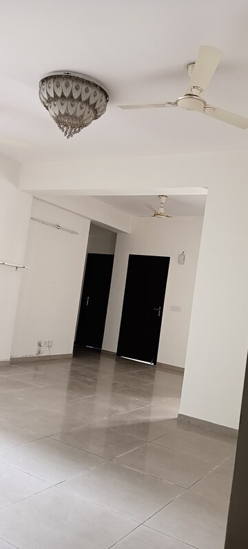 Room in 3.5 BHK Apartment at Homes 121, Sector 121 – for Rent