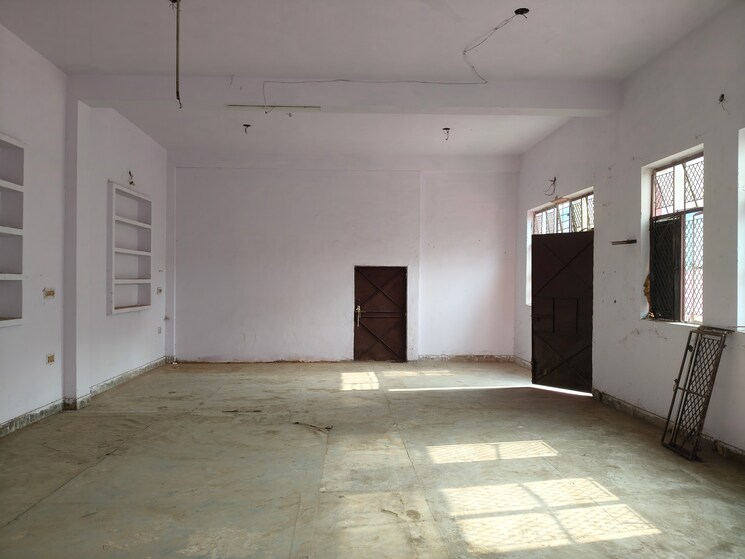 Room, sector 63 Commercial Warehouse 2000 Sq.Yd. In Sector 63 Noida 9689290