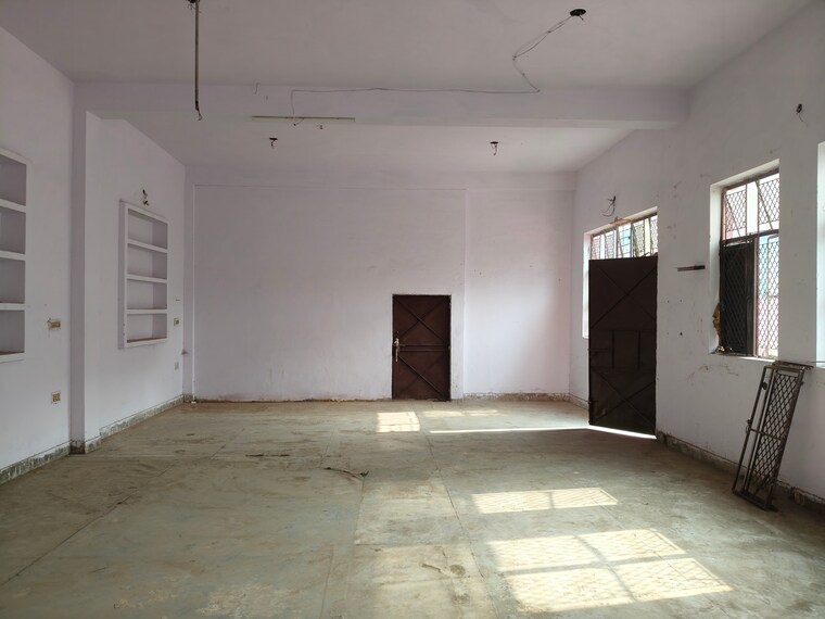 Room, sector 63 Commercial Warehouse 2000 Sq.Yd. In Sector 63 Noida 9689290