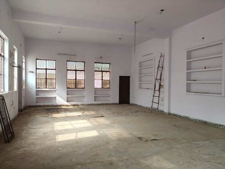  Parking, sector 63 Commercial Warehouse 2000 Sq.Yd. In Sector 63 Noida 9689290