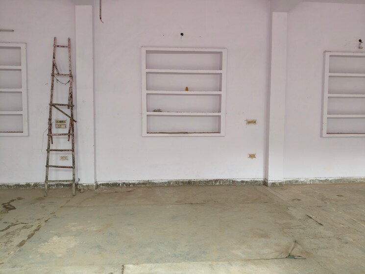 Room, sector 63 Commercial Warehouse 2000 Sq.Yd. In Sector 63 Noida 9689290