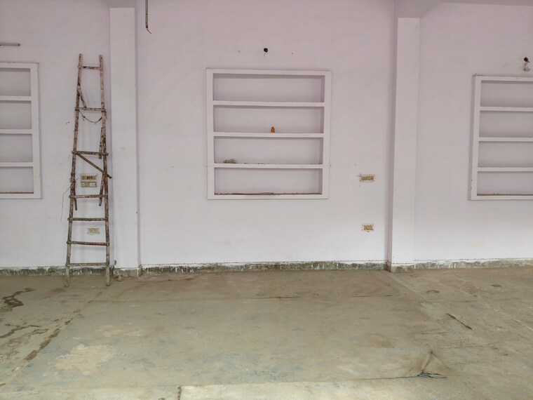 Room, sector 63 Commercial Warehouse 2000 Sq.Yd. In Sector 63 Noida 9689290