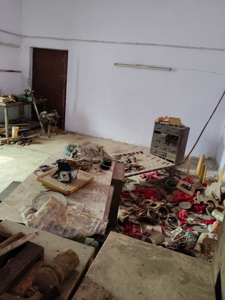 Living Room, sector 63 Commercial Warehouse 2000 Sq.Yd. In Sector 63 Noida 9689290